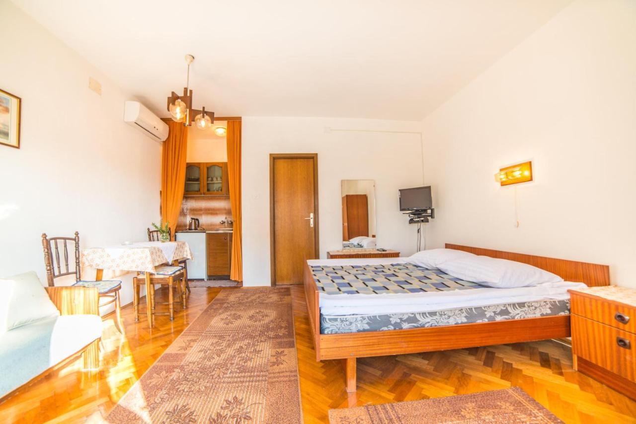 Apartments Antic 4255 Selce Extérieur photo