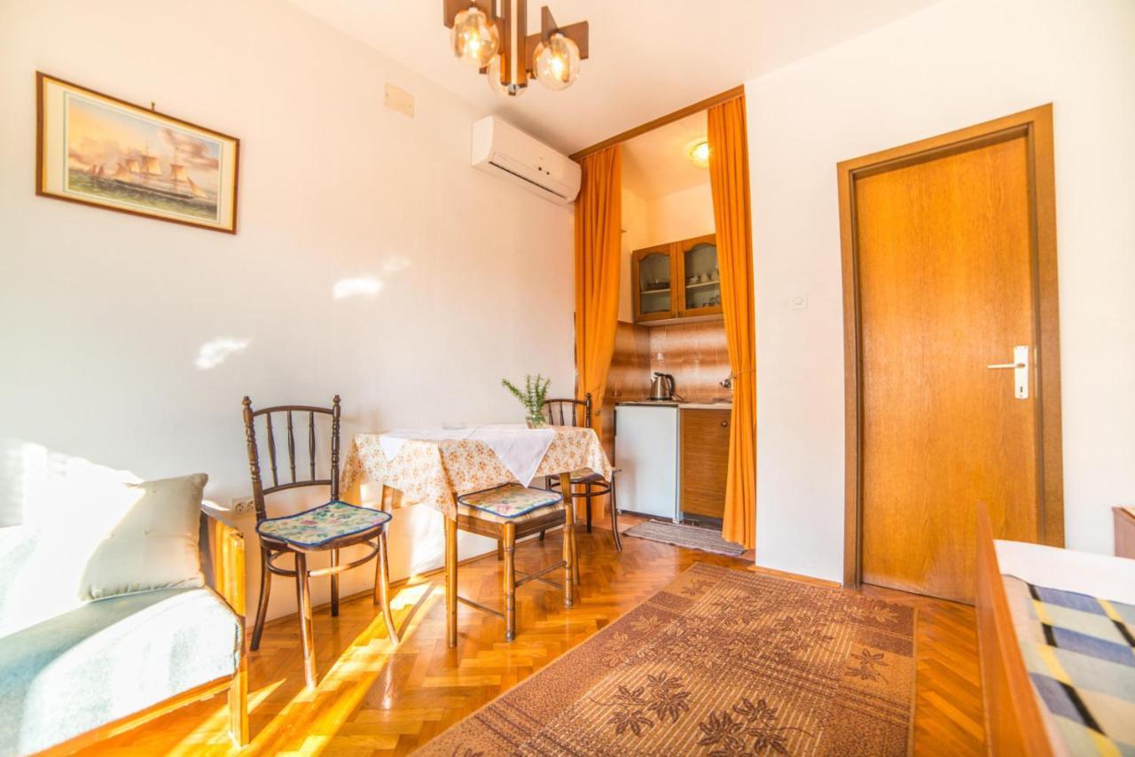 Apartments Antic 4255 Selce Extérieur photo